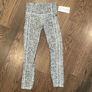 NWT Athleta Ultimate Stash II Textured 7/8 Tight in Tailwind Black/White